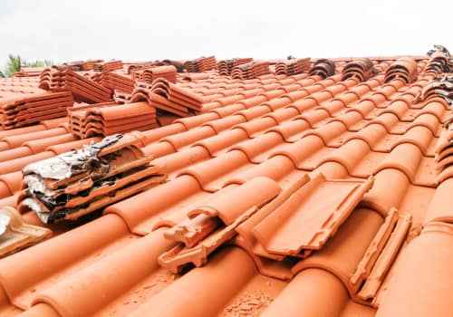 Photographie d'un chantier de renovation de toiture en tuiles